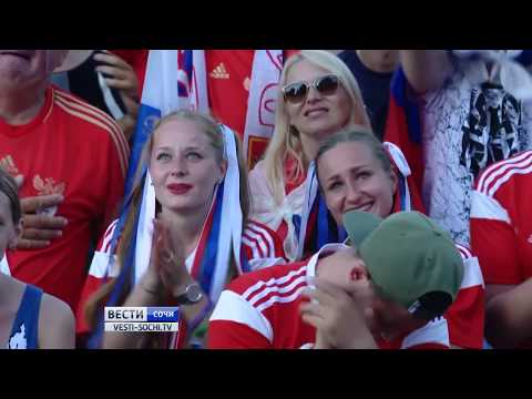 В Сочи отмечают победу сборной России по футболу - Популярные видеоролики!