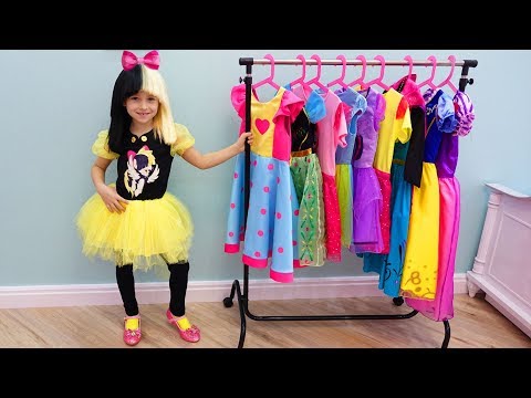 София собирается на праздник Принцесс и показывает свои наряды - Популярные видеоролики!