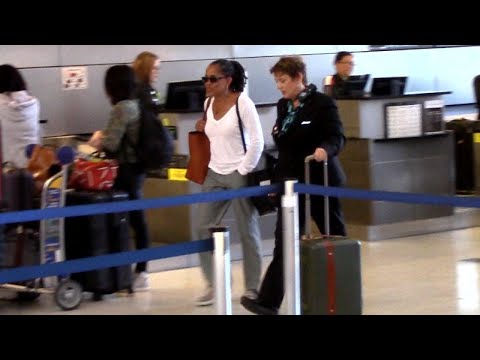 Meghan Markle’s Mom Doria Seen at Airport on Her Way to See Royal Daughter - Популярные видеоролики!