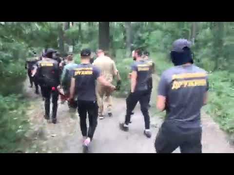 Представники Нацдружини зачищають табір ромів у Голосіївському парку - відео
Kyiv LIVE - Популярные видеоролики!