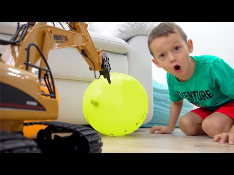 София и Макс играют с игрушечным трактором экскаватором и воздушными шарами - Популярные видеоролики!