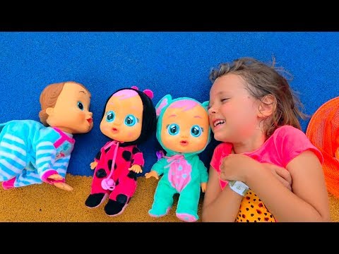 Катя играет с куклами - Популярные видеоролики!