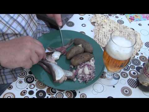 The traditional Swedish way to eat surströmming - Популярные видеоролики!
