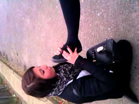 jess kisses shoes - Популярные видеоролики!
