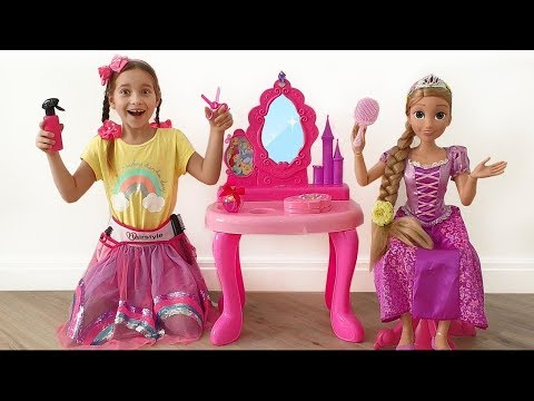 София Играет в Салон Красоты с Принцессой Рапунцель - Популярные видеоролики!
