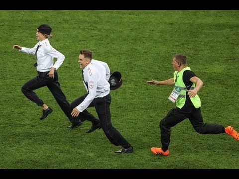 Полиция на чм 2018  Пуси райт выбежали на поле на финале чемпионата мира по футболу в России 2018 Ви - Популярные видеоролики!