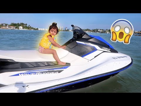 ELLE RIDES A JET SKI FOR THE FIRST TIME!!! (ONLY TWO-YEARS OLD) - Популярные видеоролики!