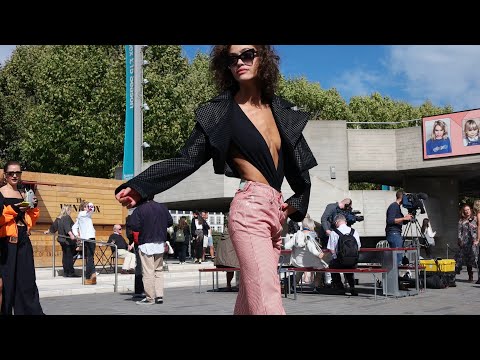 Street Style Highlights | Models Off Duty S/S 2019 - Популярные видеоролики!