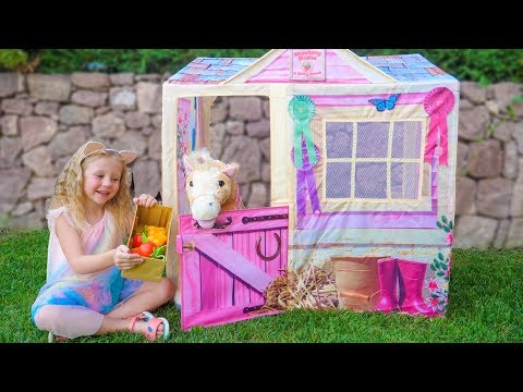 Настя строит домик для волшебной лошадки - Популярные видеоролики!