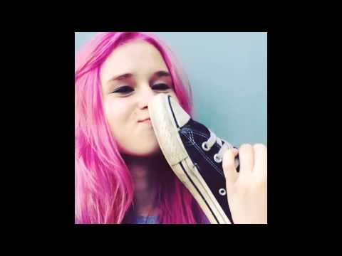 Олеся целует кроссовок - Популярные видеоролики!