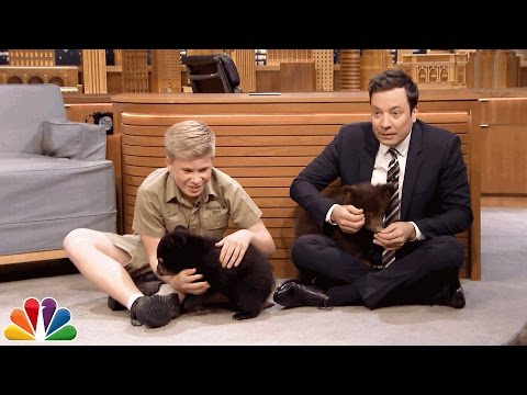 Robert Irwin and Jimmy Play with Baby Black Bears - Популярные видеоролики!