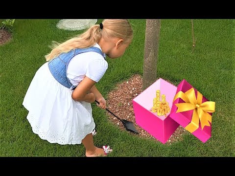 Алиса нашла КЛАД в саду под деревом !!! Игрушки и детские украшения с сюрпризами ! - Популярные видеоролики!