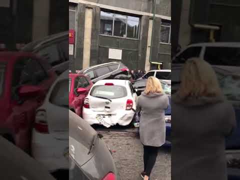 В Киеве КамАЗ без тормозов снес два десятка авто, 23.10.2018 - Популярные видеоролики!