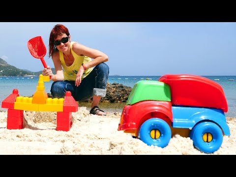 Маша Капуки собирает грузовичок и замок из песка. Видео для детей. - Популярные видеоролики!