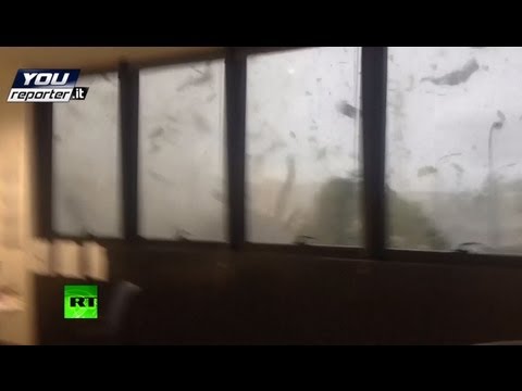 Итальянец снял видео из дома, попавшего в центр торнадо - Популярные видеоролики!