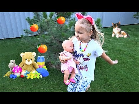 Алиса играет с игрушками и куклами у себя во дворе - Популярные видеоролики!