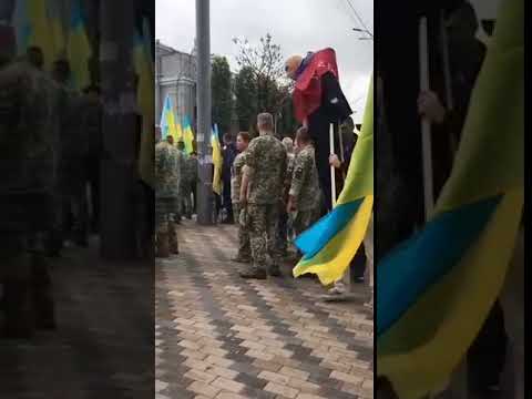 Под посольство России в Киеве принесли Путина. 29.08.2018 - Популярные видеоролики!