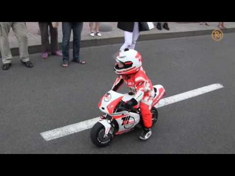 3-річний мотоцикліст Тіма Кулєшов ганяє на мотоциклі по дорозі - Популярные видеоролики!