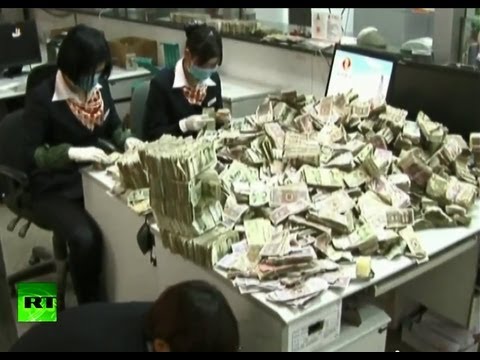 Китаец парализовал работу банка, сдав мелочь - Популярные видеоролики!