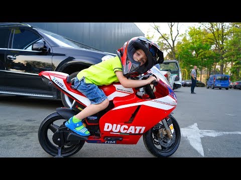 В 5 лет КРУТО  управляет МОЦИКОМ ...At the age of 5, he famously runs a motorcycle ... - Популярные видеоролики!